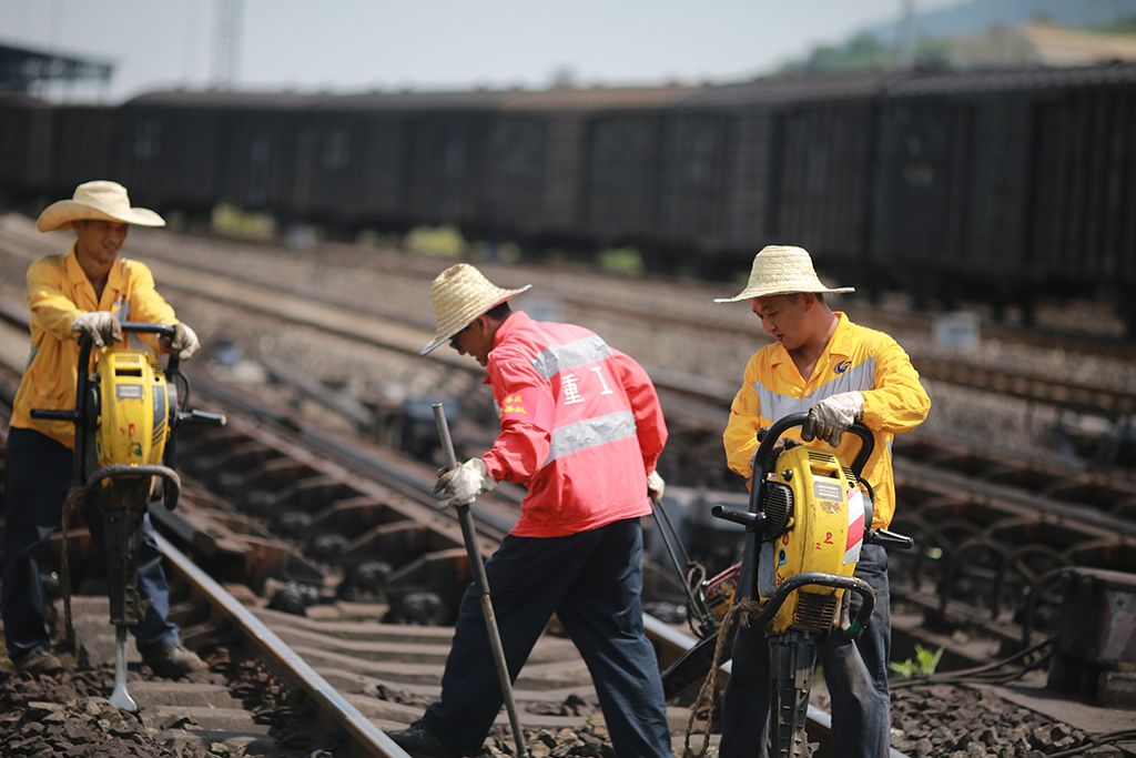 重庆工务段兴隆场线路车间线路巡养三工区作业人员正准备将起拨道器