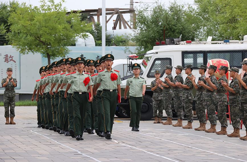 武警天津总队新兵奔赴新岗位