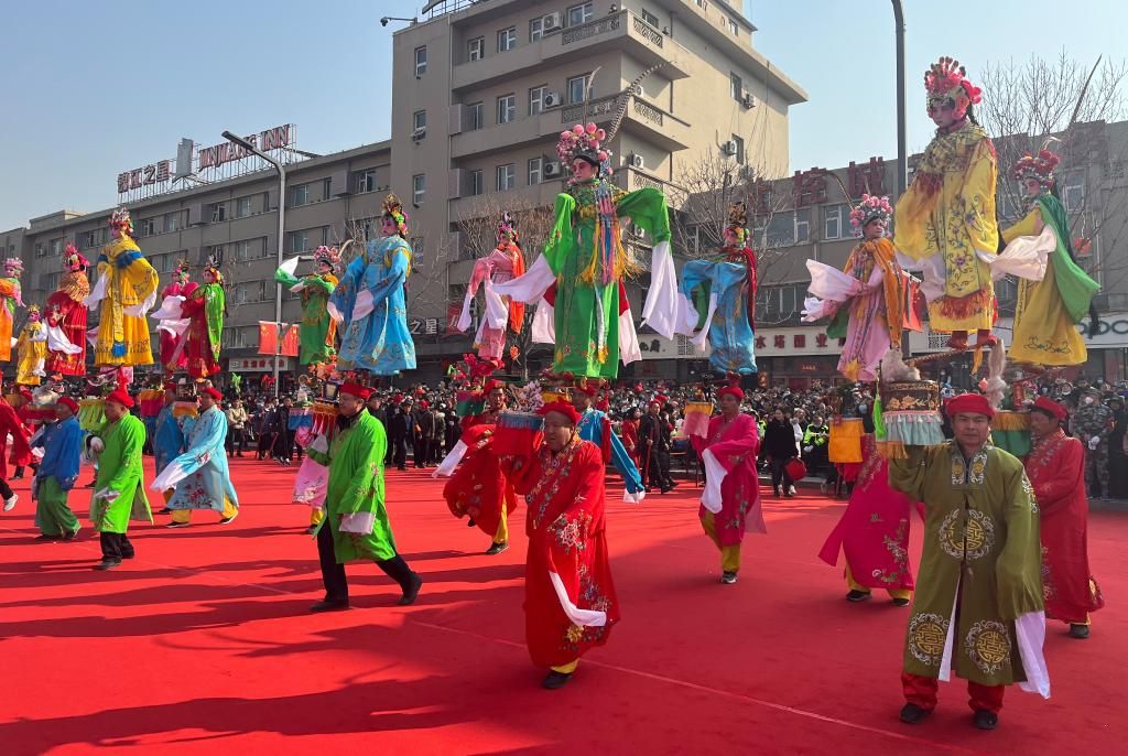 新华全媒+丨福“兔”庆团圆 “元”气开新局——各地欢庆元宵节扫描