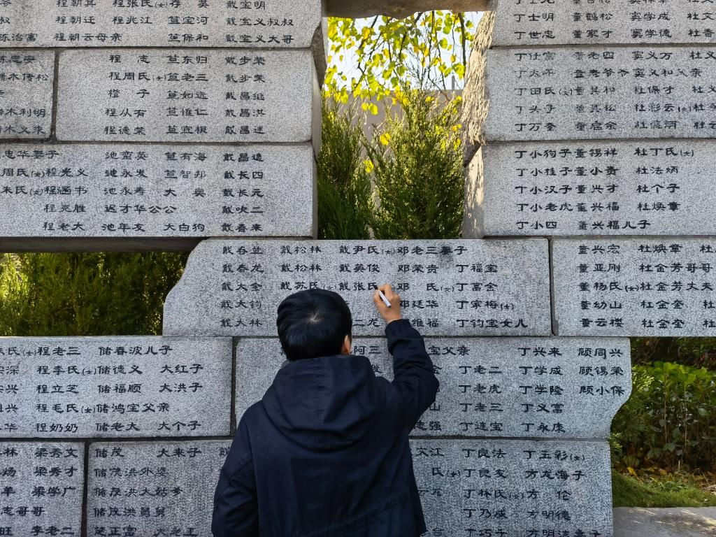 南京举行大屠杀死难者家庭祭告活动