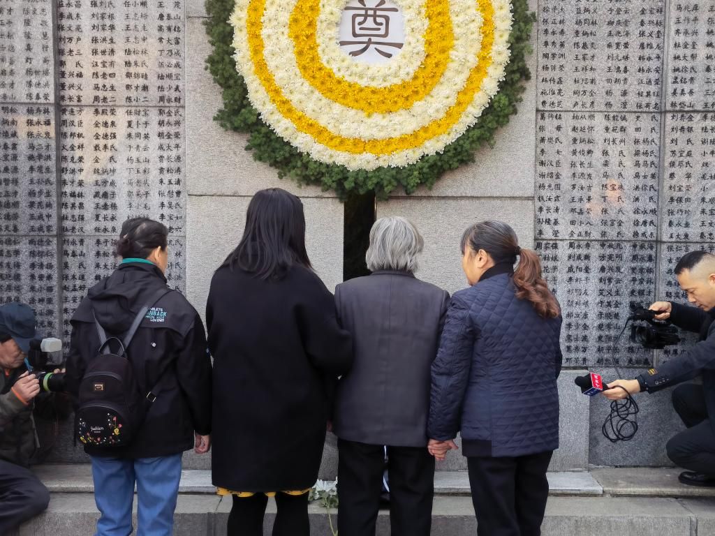 南京举行大屠杀死难者家庭祭告活动