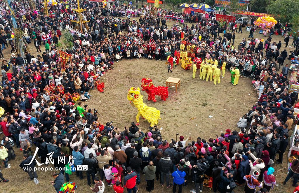 广西融水：万人欢庆古龙坡