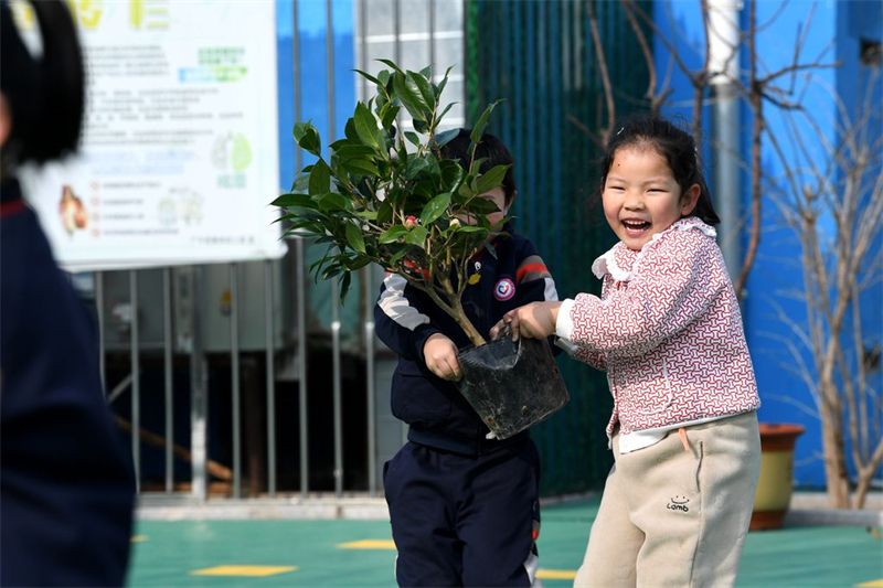 河北广平：萌娃植树添新绿