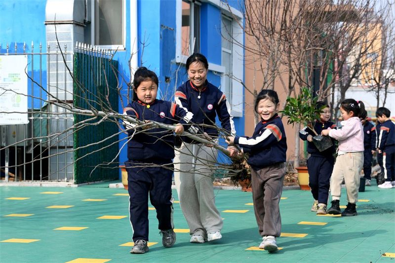 河北广平：萌娃植树添新绿