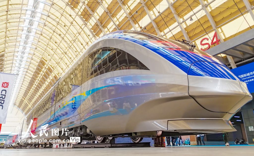 首列中国标准智能市域列车在青岛亮相