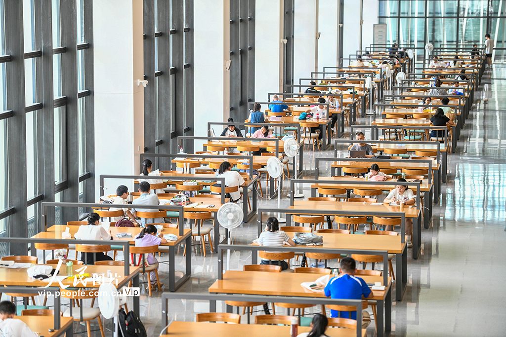 广西柳州：假期品书香