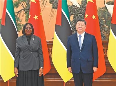 习近平会见莫桑比克总理莱维