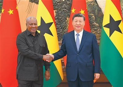 习近平会见加纳总统马哈马