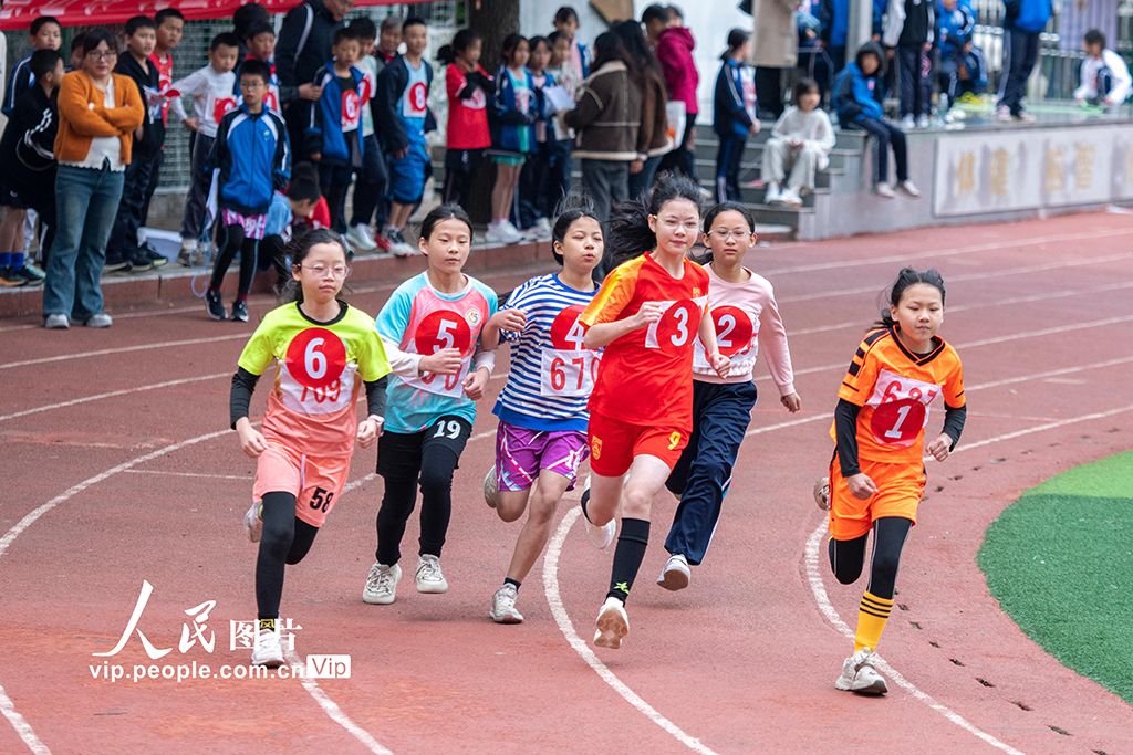 湖南娄底：校园秋季运动会精彩纷呈