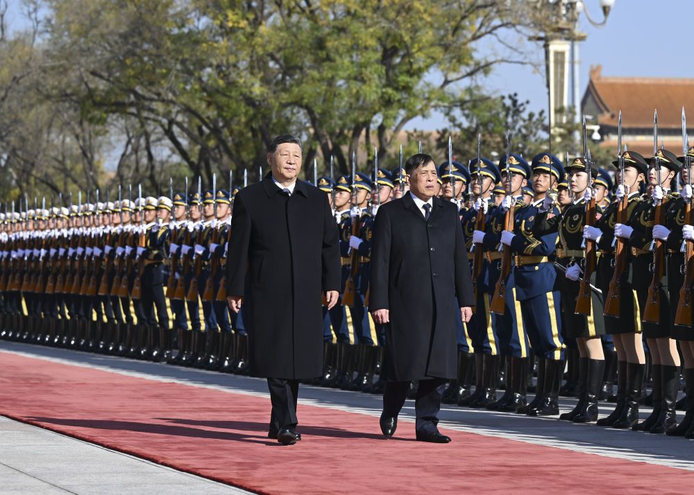 习近平会见泰国国王哇集拉隆功