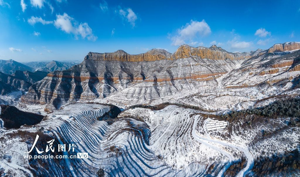 山西左权：雪后梯田风景壮美