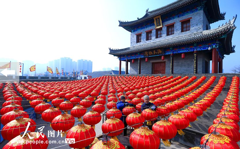 山东青岛：装扮古城迎新春