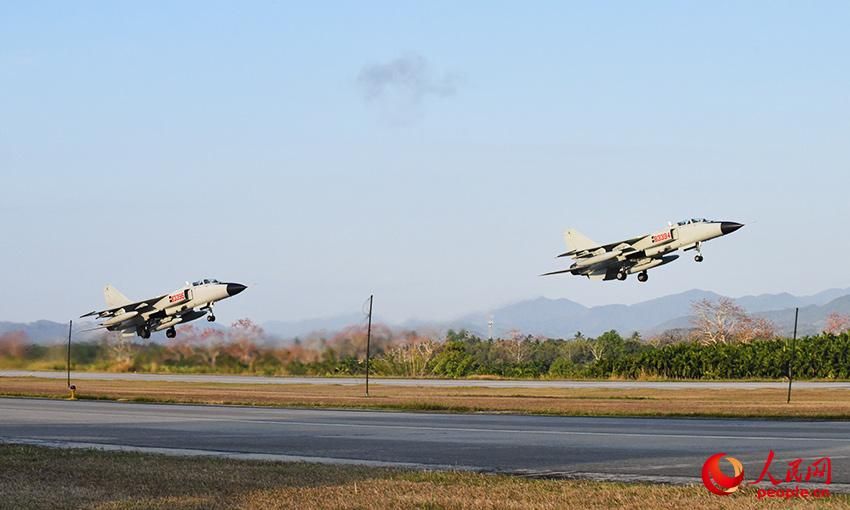 南部战区海军航空兵某旅组织实战化课目训练