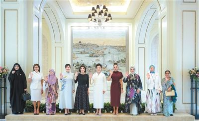 彭丽媛同出席2025年上海合作组织峰会外方领导人夫人游览天津海河