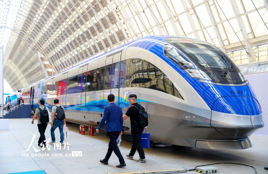首列中国标准智能市域列车在青岛亮相