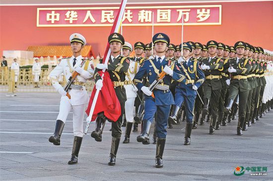 最美中国红 赤诚爱国心 ——天安门广场国庆升国旗仪式侧记