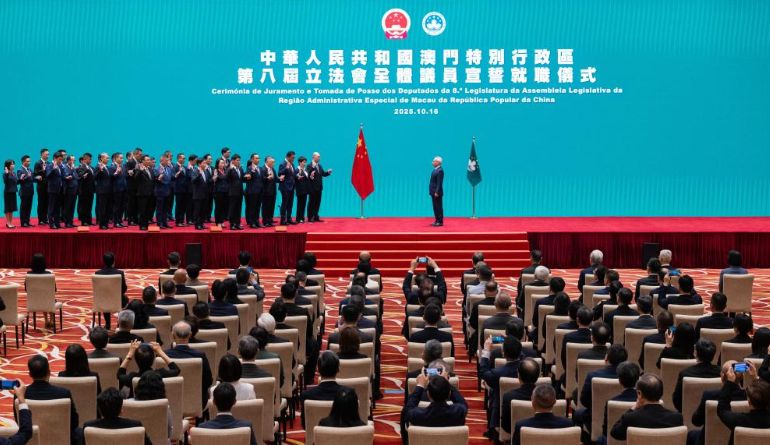 澳门特区第八届立法会议员宣誓就职　张永春当选立法会主席